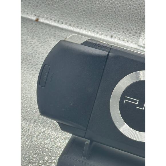 Black psp 1000 w/charger & new battery & circle pad - Picture 7 of 10